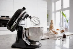 KJØKKENMASKIN SORT 4,8L ARTISAN MED VIPPEHODE