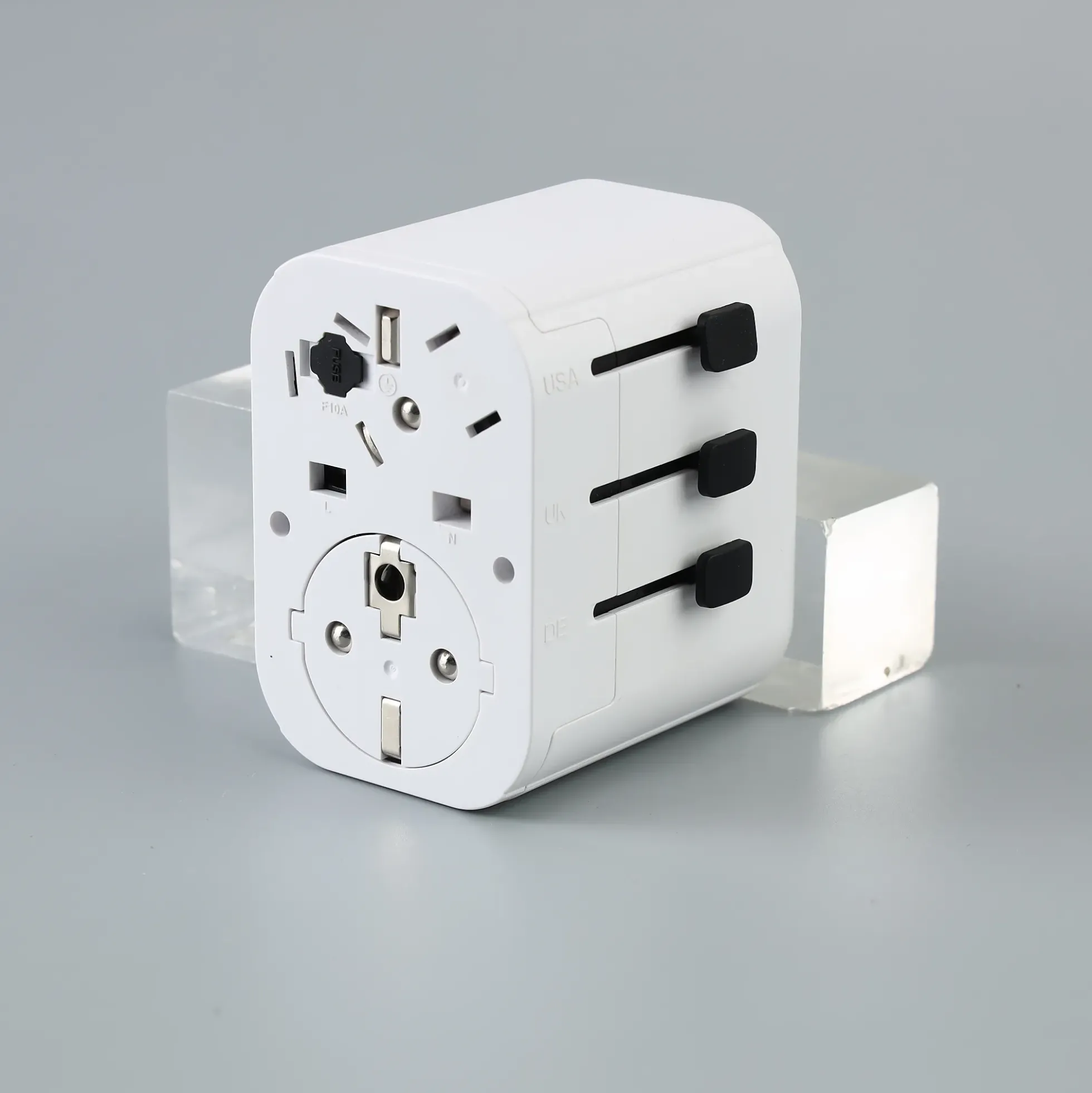 REISEADAPTER TIL DE FLESTE UTTAK INKL 3xUSB JORDET