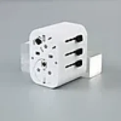 REISEADAPTER TIL DE FLESTE UTTAK INKL 3xUSB JORDET