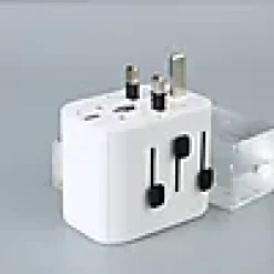 REISEADAPTER TIL DE FLESTE UTTAK INKL 3xUSB JORDET