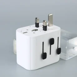 REISEADAPTER TIL DE FLESTE UTTAK INKL 3xUSB JORDET