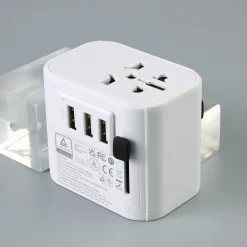 REISEADAPTER TIL DE FLESTE UTTAK INKL 3xUSB JORDET