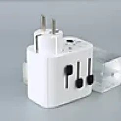 REISEADAPTER TIL DE FLESTE UTTAK INKL 3xUSB JORDET