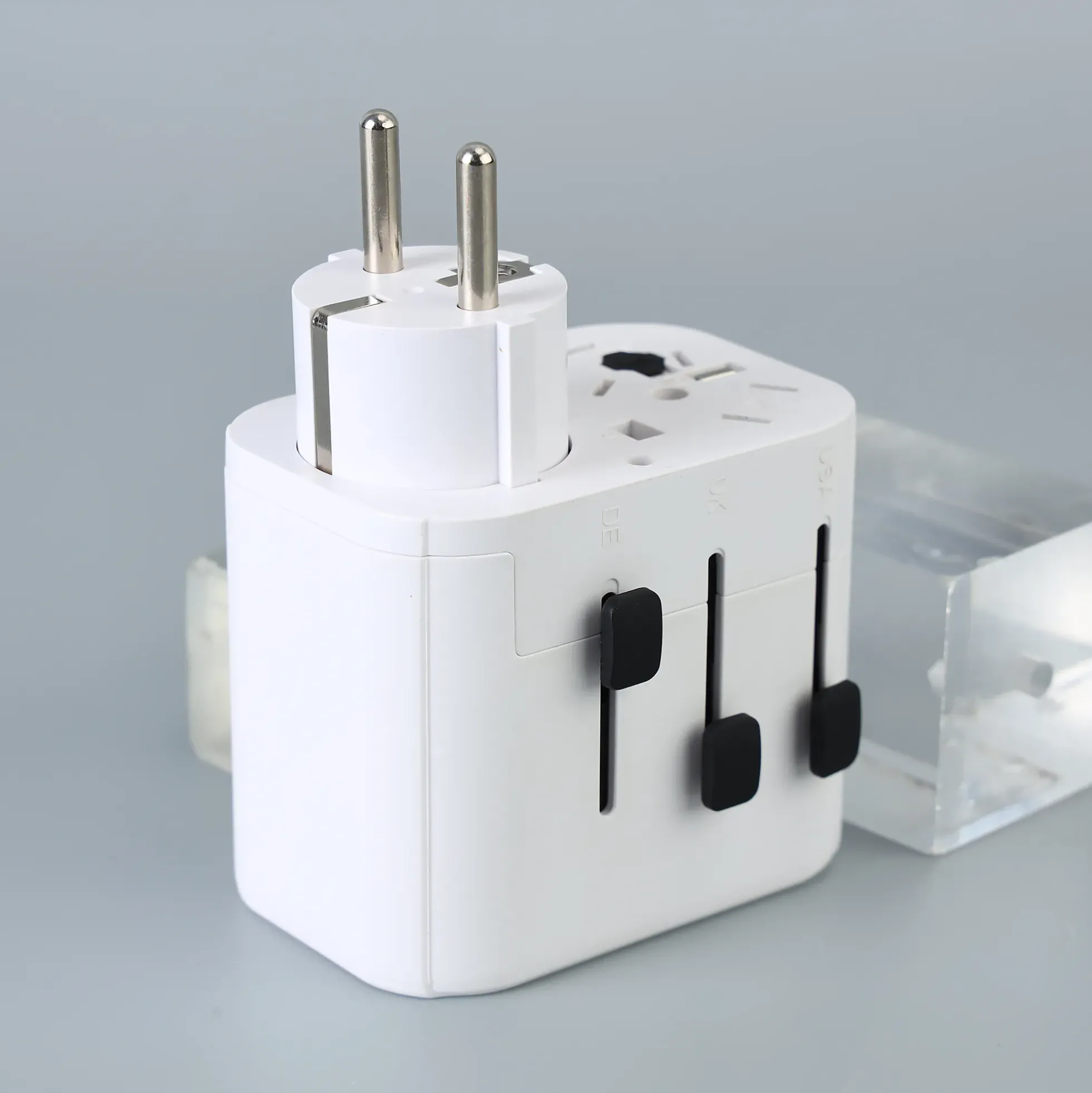 REISEADAPTER TIL DE FLESTE UTTAK INKL 3xUSB JORDET