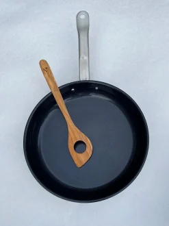 Røreskje med hull oliventre 30cm